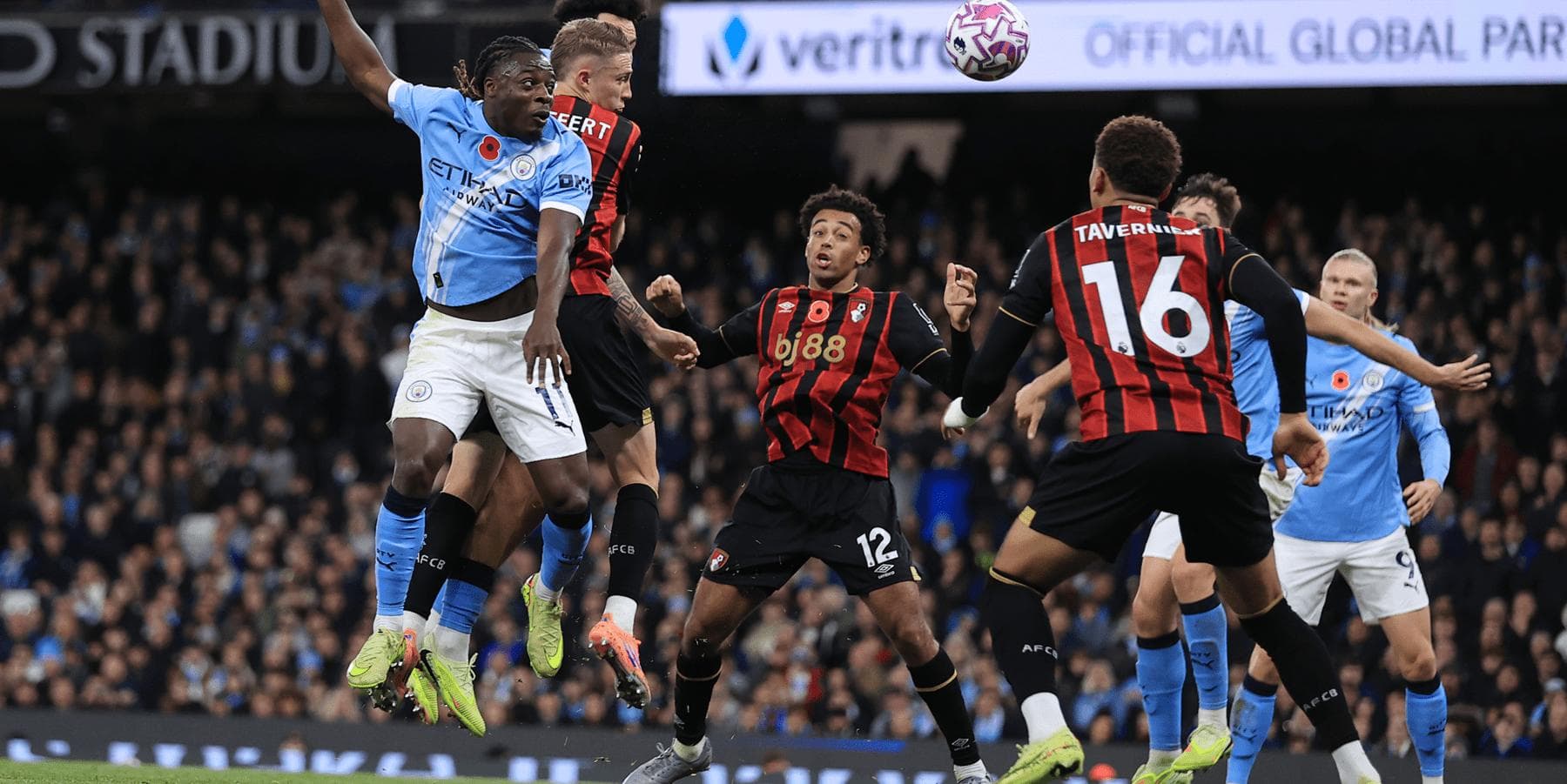 Игроки Bournemouth и Manchester City в борьбе за мяч