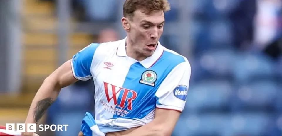 Игрок в футболке Blackburn Rovers на поле