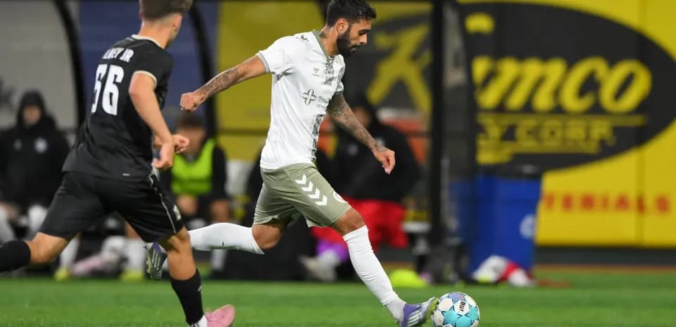 Игрок NY Cosmos с мячом против Hartford Athletic