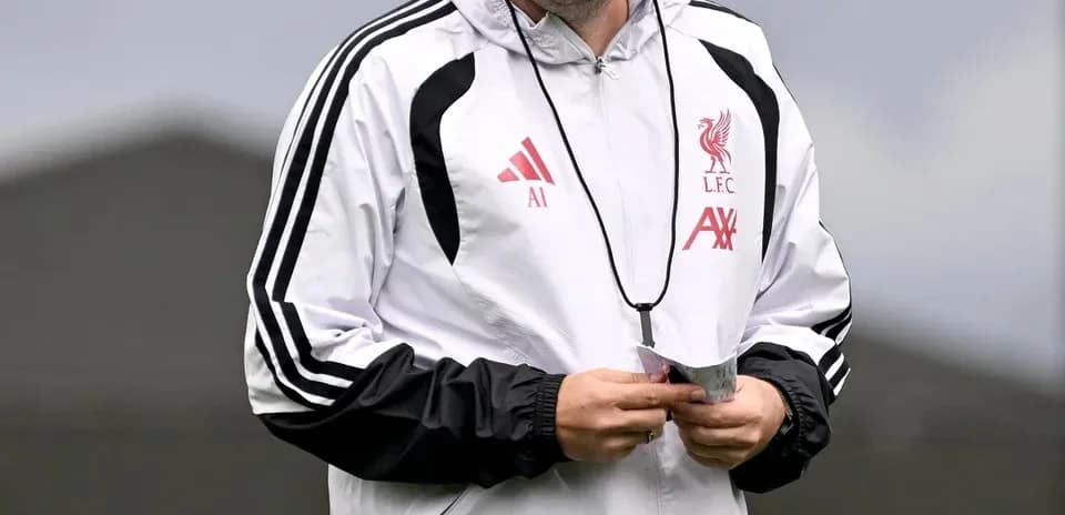 Тренер Liverpool на тренировочной базе клуба