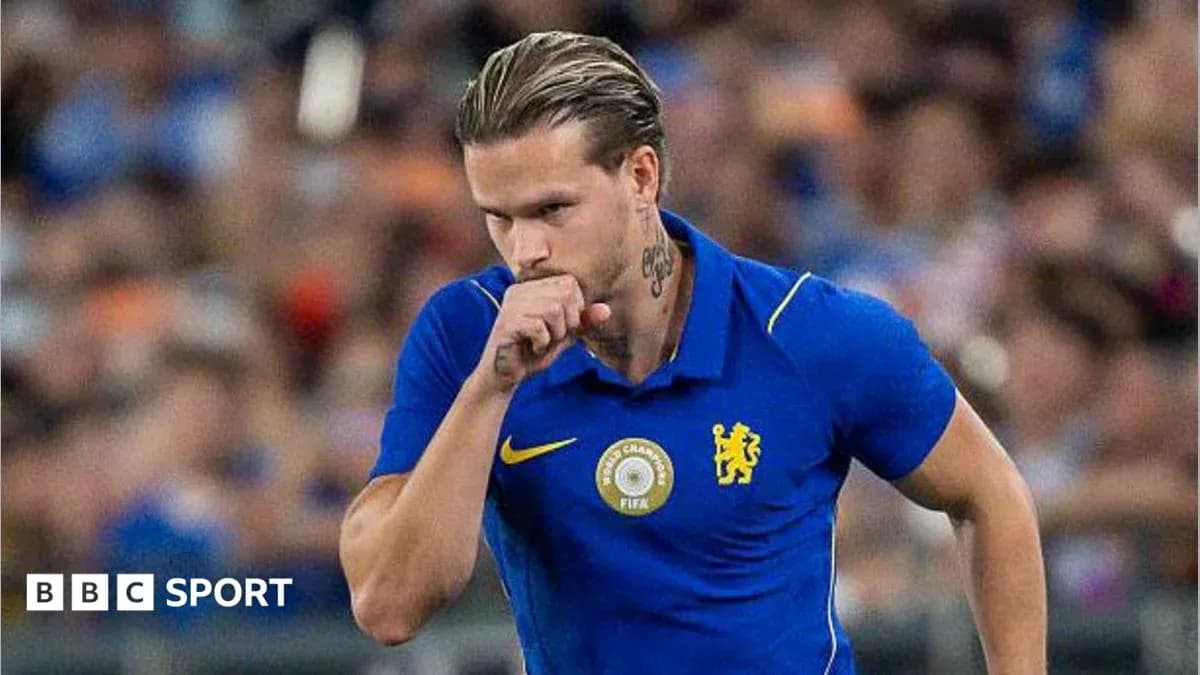 Игрок в синей форме Chelsea на поле