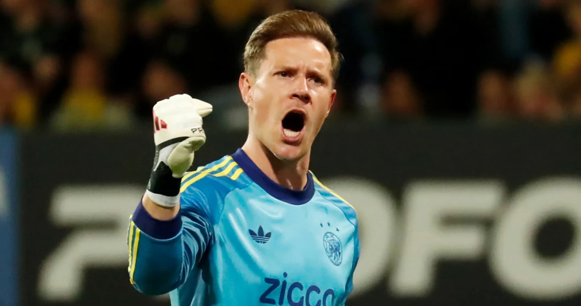 Вратарь команды Ajax празднует успешное действие