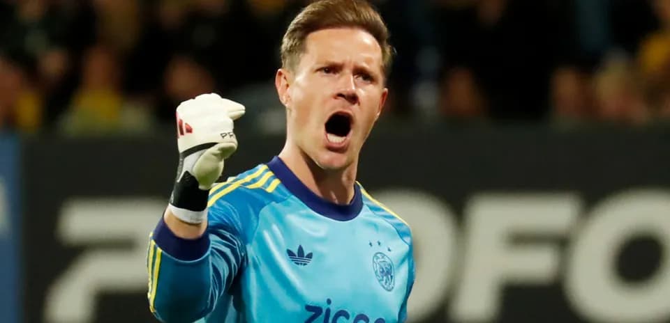 Вратарь команды Ajax празднует успешное действие