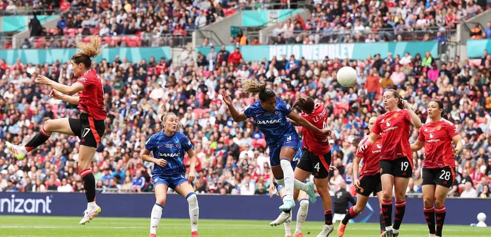 Игроки Chelsea и Manchester United на поле