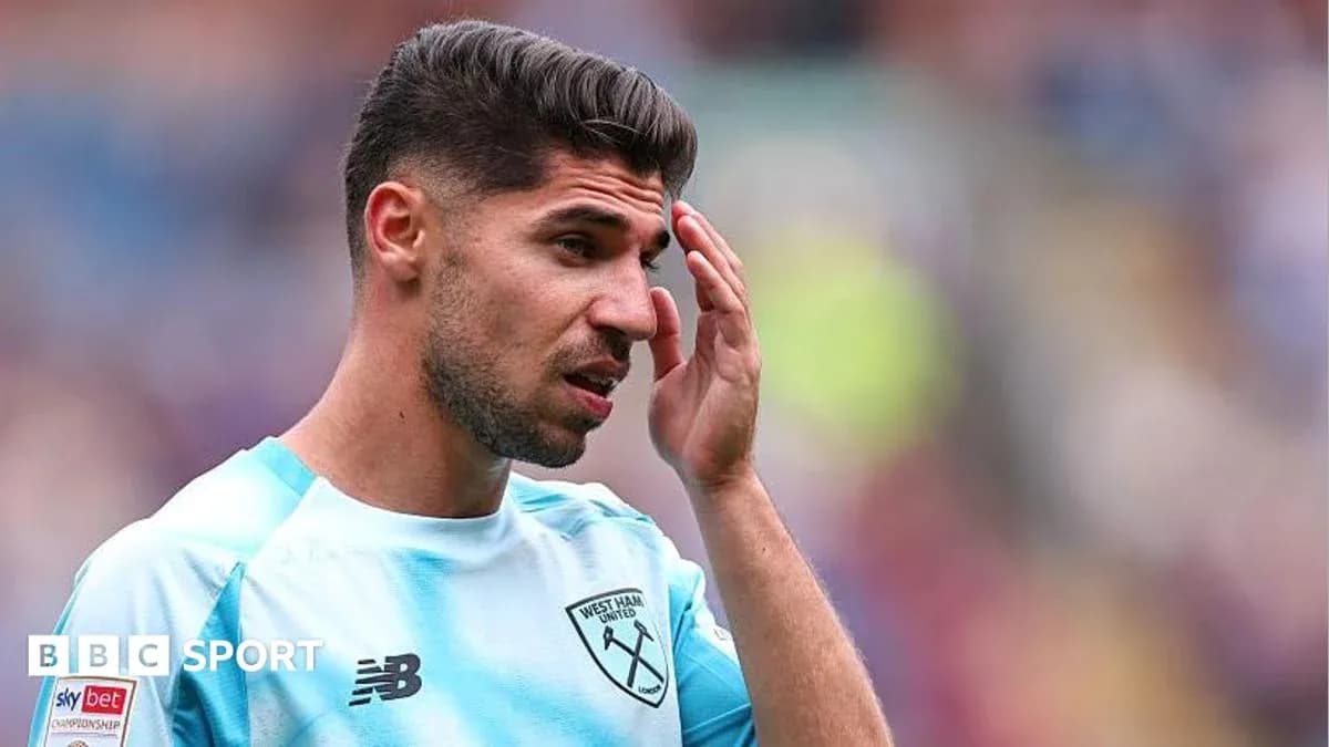 Игрок West Ham United в тренировочной форме на поле