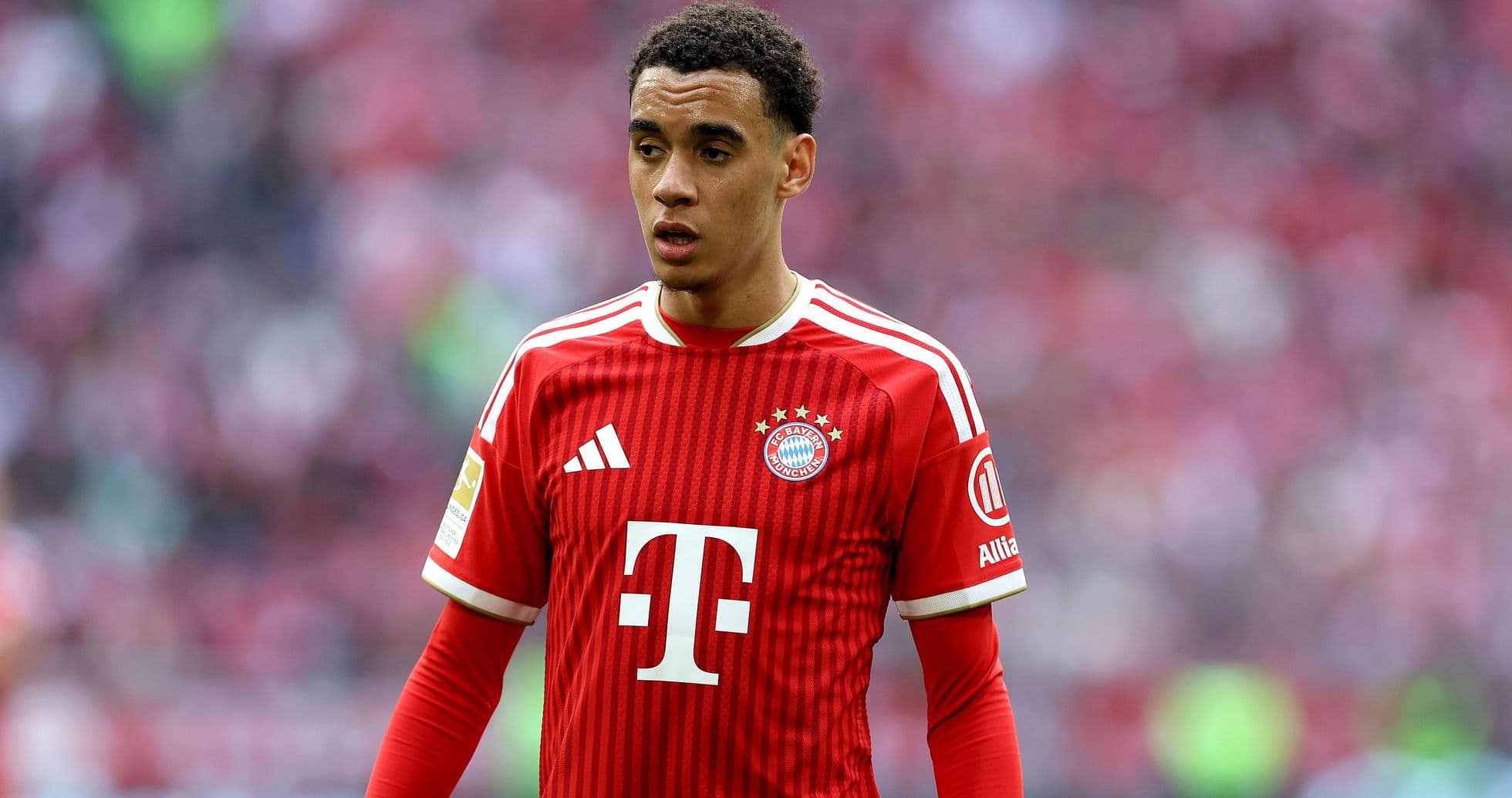 Игрок ФК Bayern Munich в красной форме на поле