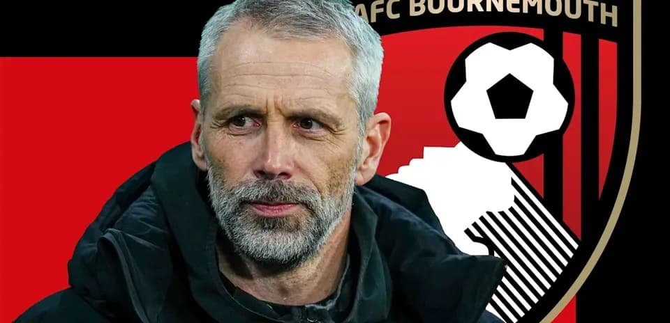 Тренер AFC Bournemouth на фоне клубного логотипа