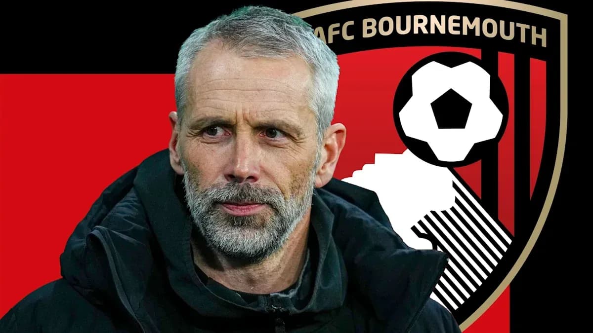 Тренер AFC Bournemouth на фоне клубного логотипа