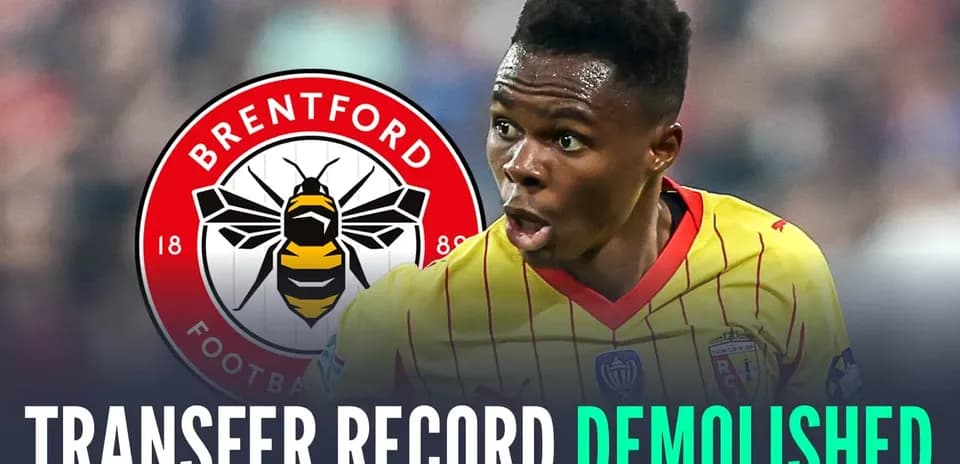 Игрок в желтой форме с логотипом Brentford