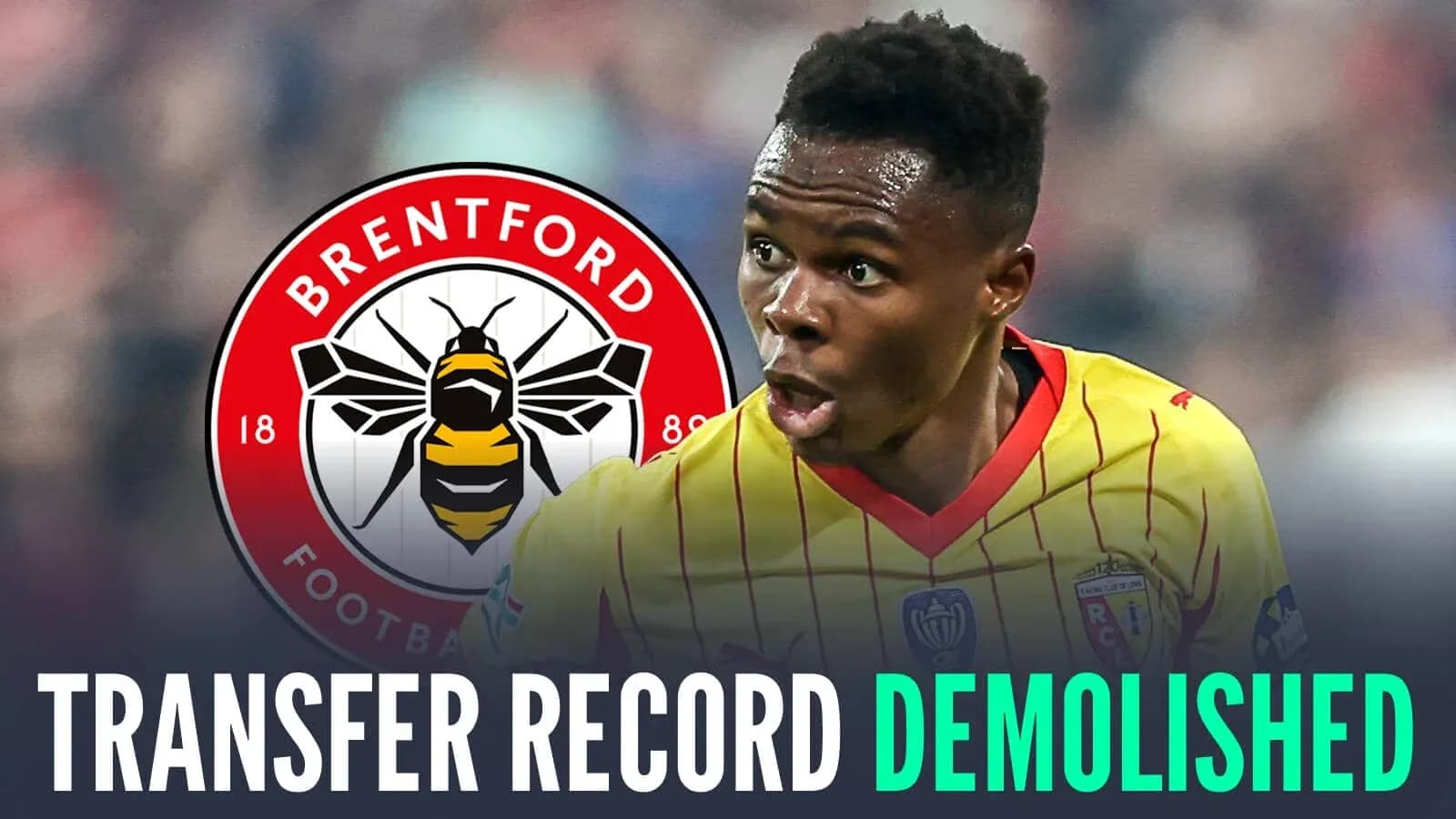 Игрок в желтой форме с логотипом Brentford
