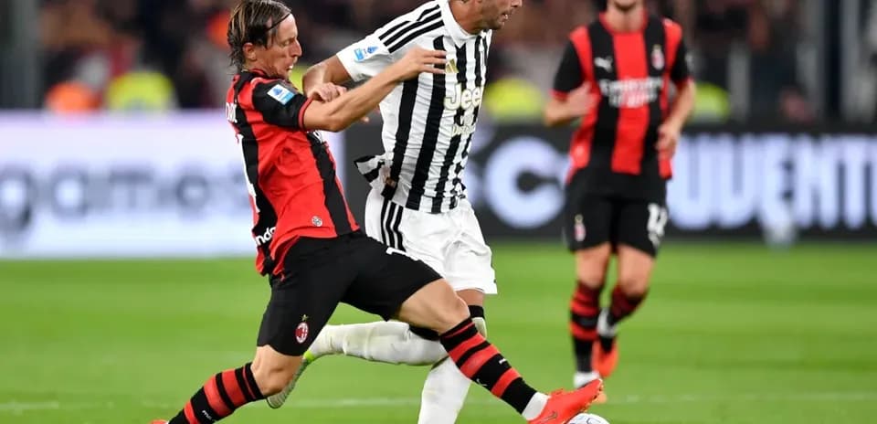 Игроки AC Milan и Juventus борются за мяч