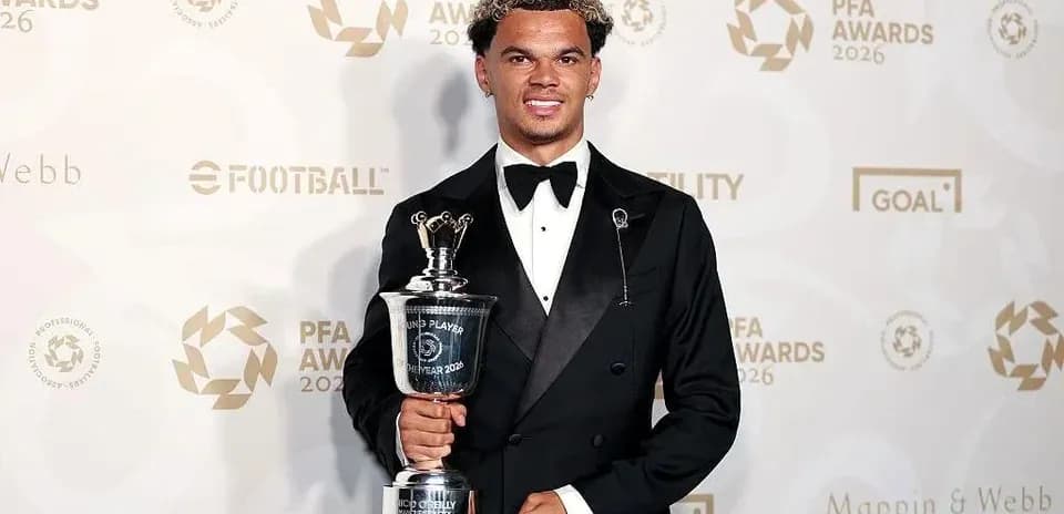 Игрок с наградой на церемонии PFA Awards 2026