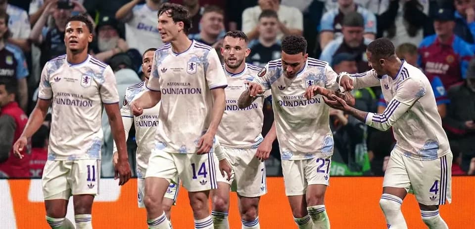 Игроки Астон Виллы отмечают гол на стадионе