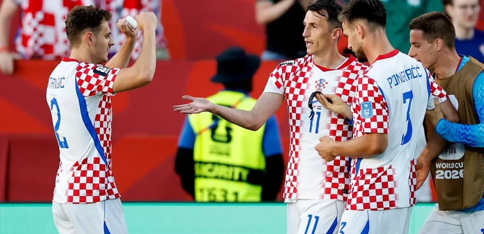 Игроки сборной Хорватии празднуют гол на поле