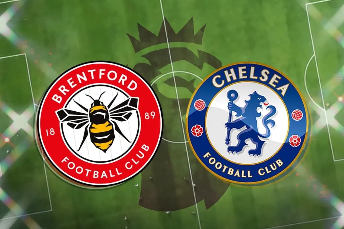 Логотипы Brentford и Chelsea на футбольном поле