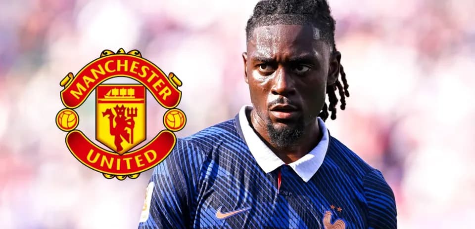 Игрок в форме Франции с логотипом Manchester United