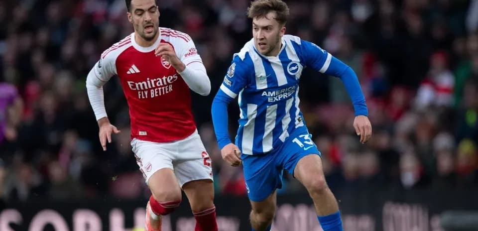 Игроки Arsenal и Brighton бегут с мячом
