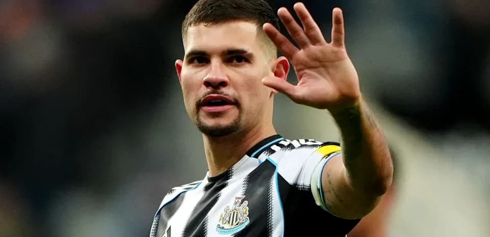 Игрок Newcastle United приветствует болельщиков на стадионе