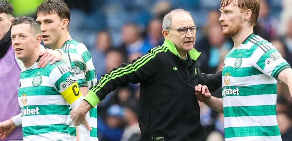Игроки Celtic и тренер на поле во время матча