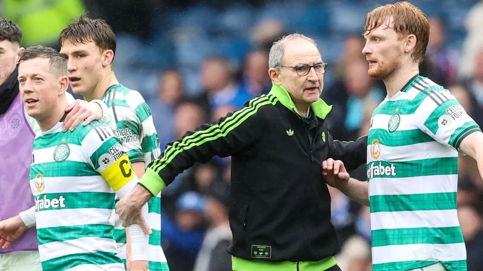 Игроки Celtic и тренер на поле во время матча