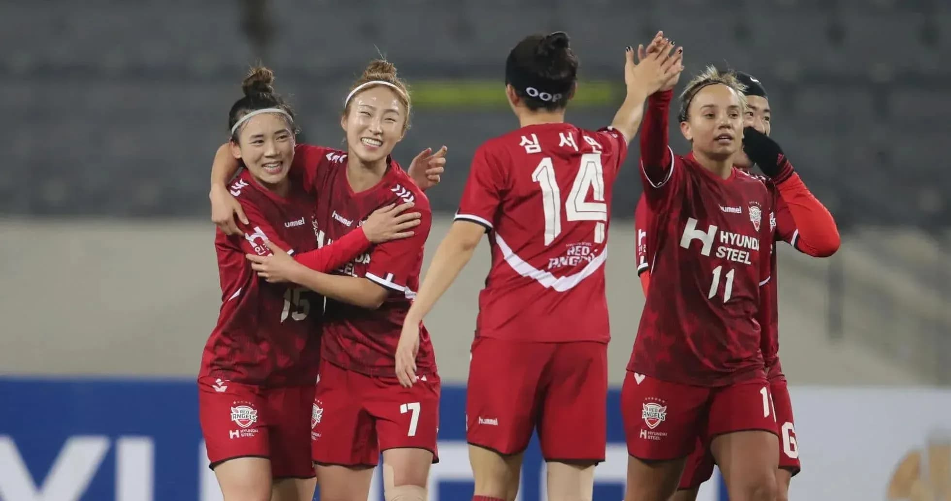 Игроки Incheon Red Angels празднуют гол