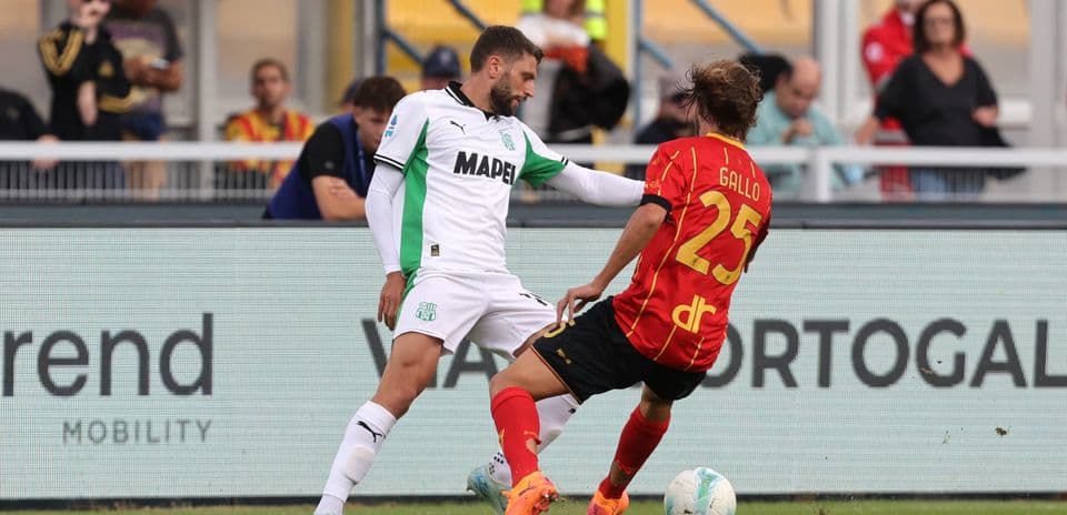 Игроки Sassuolo и Lecce борются за мяч