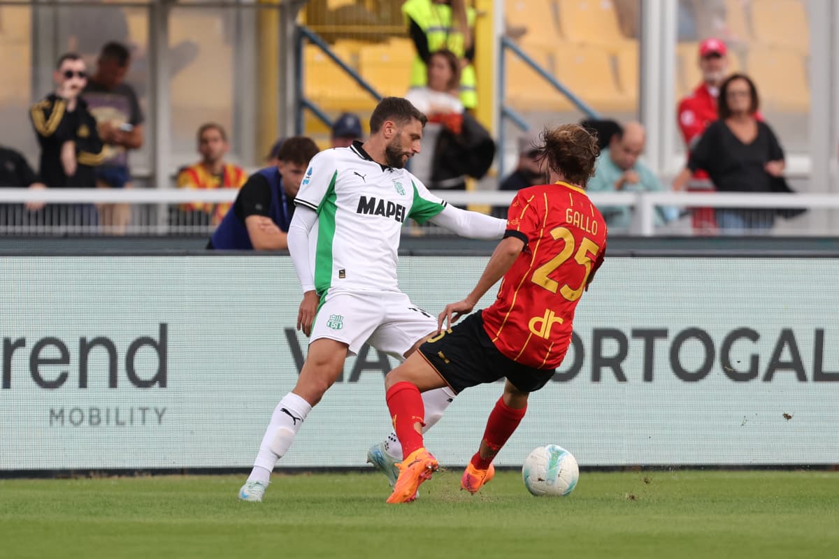 Игроки Sassuolo и Lecce борются за мяч