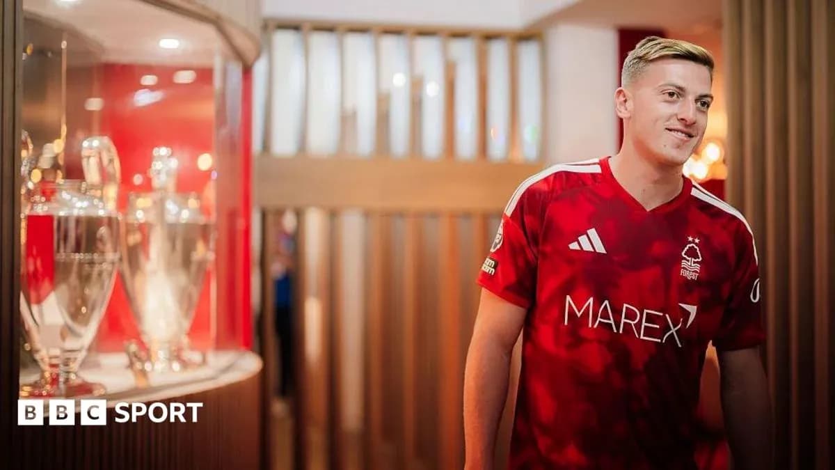 Игрок в красной форме Nottingham Forest с трофеями