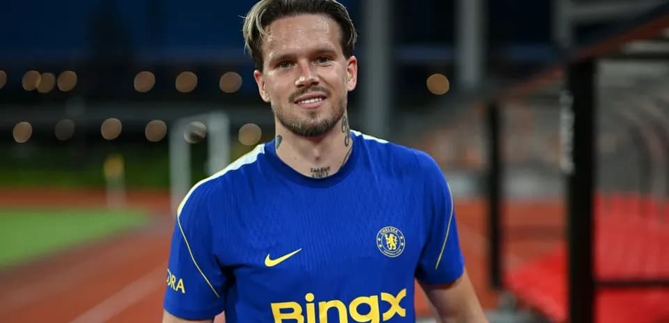 Игрок в синей форме Chelsea на стадионе