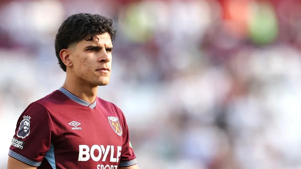 Игрок West Ham United на стадионе во время матча