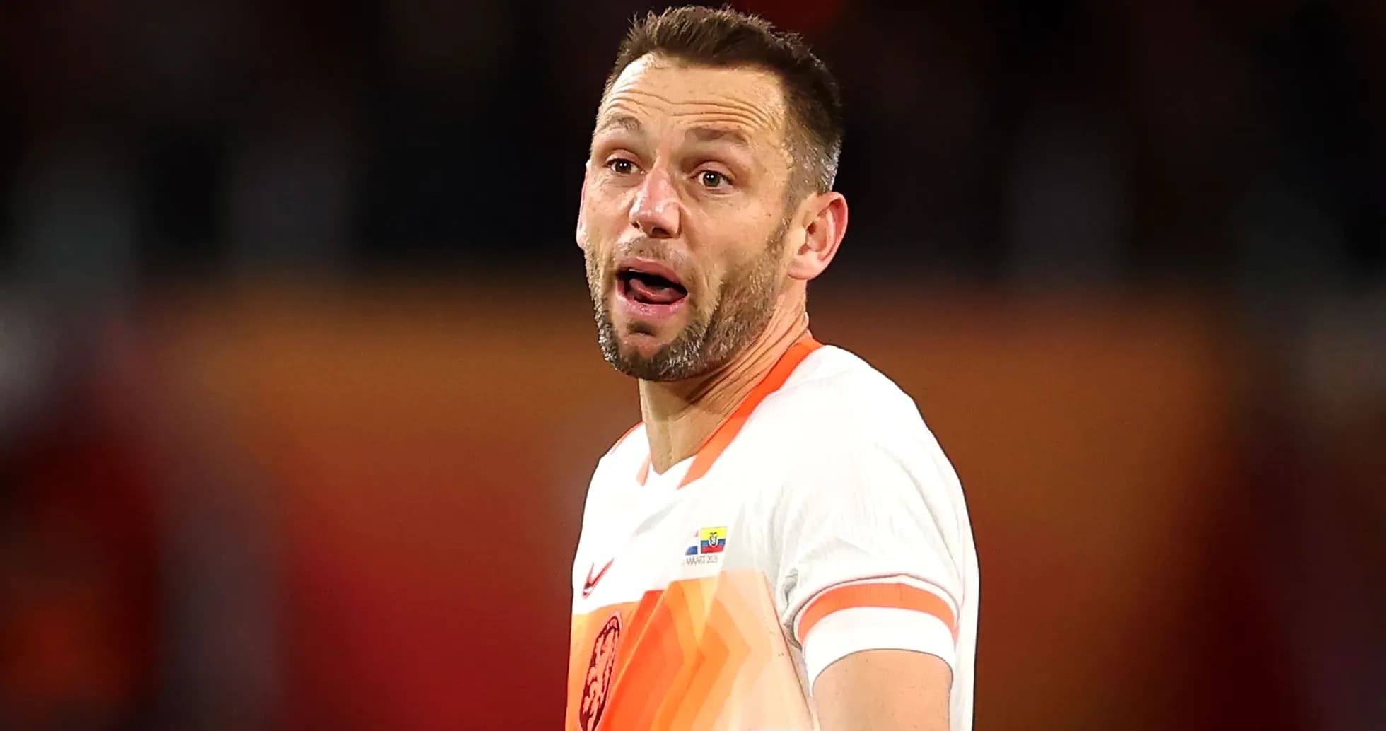 Игрок в футболке Нидерландов на поле