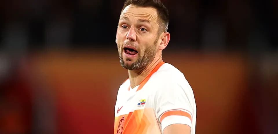 Игрок в футболке Нидерландов на поле