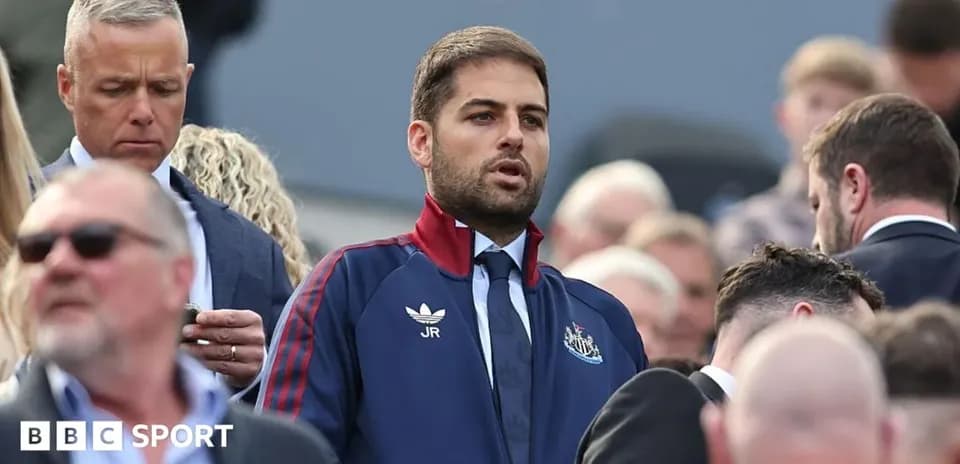 Человек в спортивной одежде Newcastle среди толпы