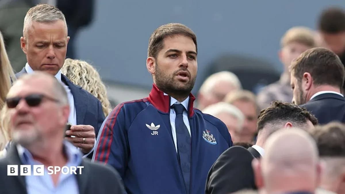 Человек в спортивной одежде Newcastle среди толпы