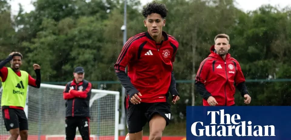 Игроки Manchester United тренируются на тренировочном поле