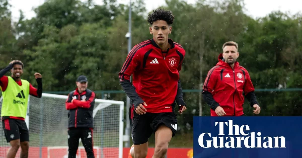 Игроки Manchester United тренируются на тренировочном поле