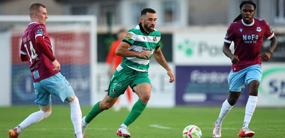 Игроки Shamrock Rovers и Egnatia Rrogozhinë на поле