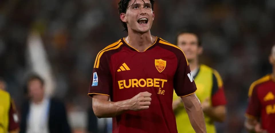 Игрок AS Roma празднует гол на матче