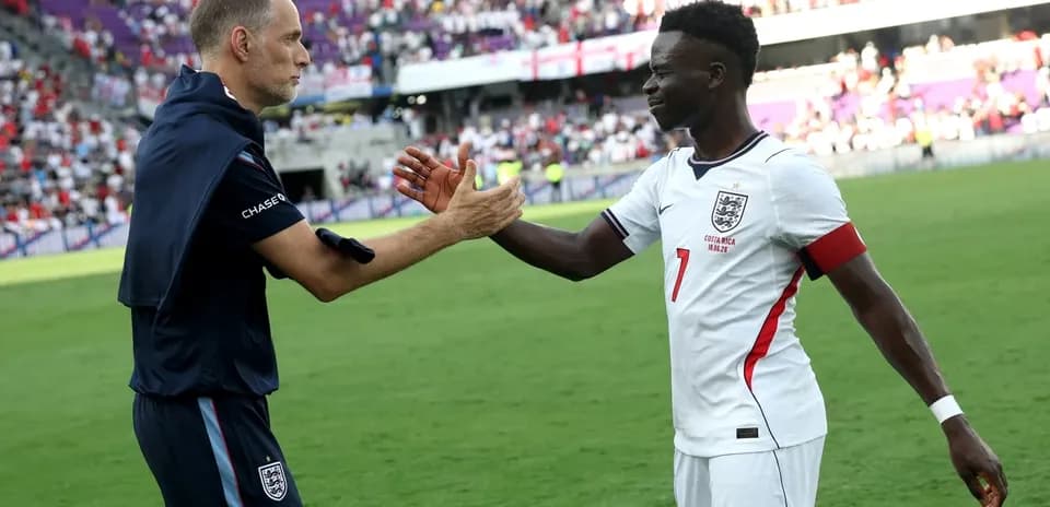 Тренер и игрок England обмениваются рукопожатием