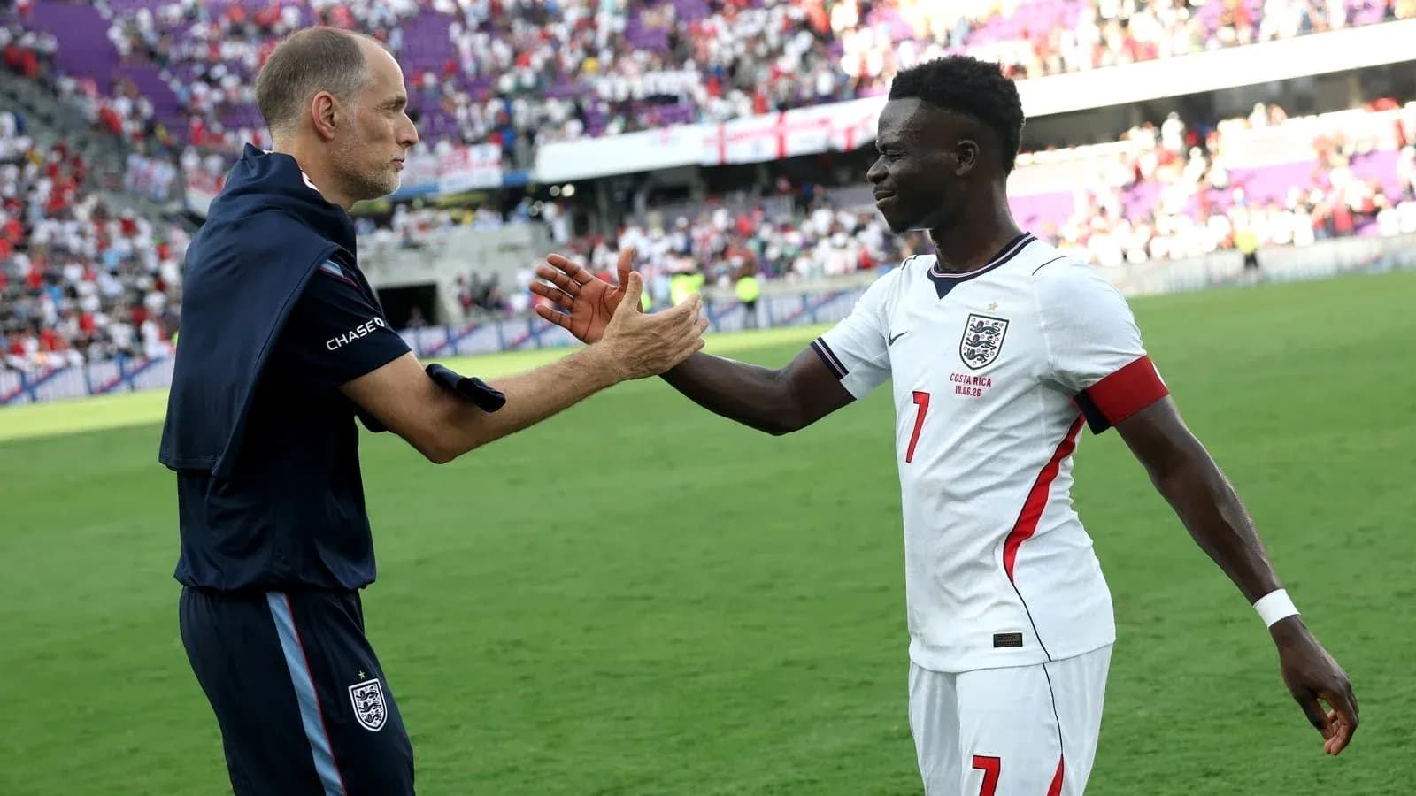 Тренер и игрок England обмениваются рукопожатием
