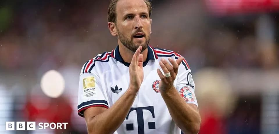 Игрок команды Bayern Munich аплодирует на поле