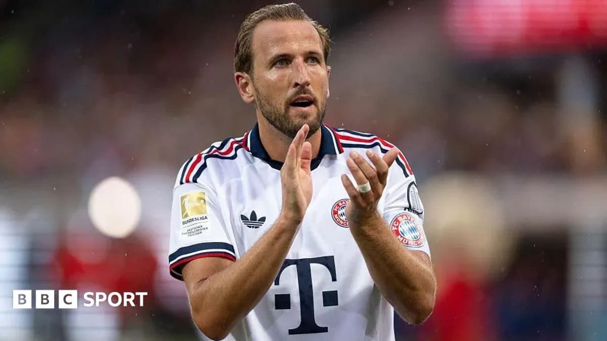 Игрок команды Bayern Munich аплодирует на поле