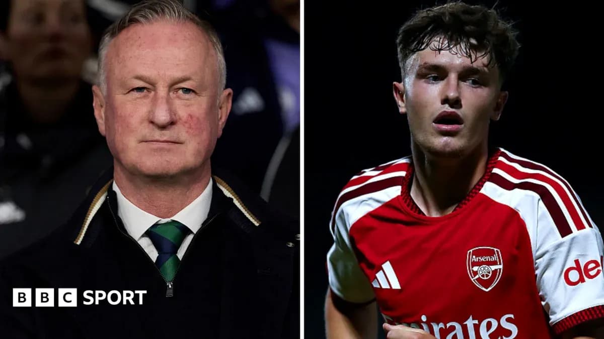 Тренер и игрок Arsenal на фоне стадиона