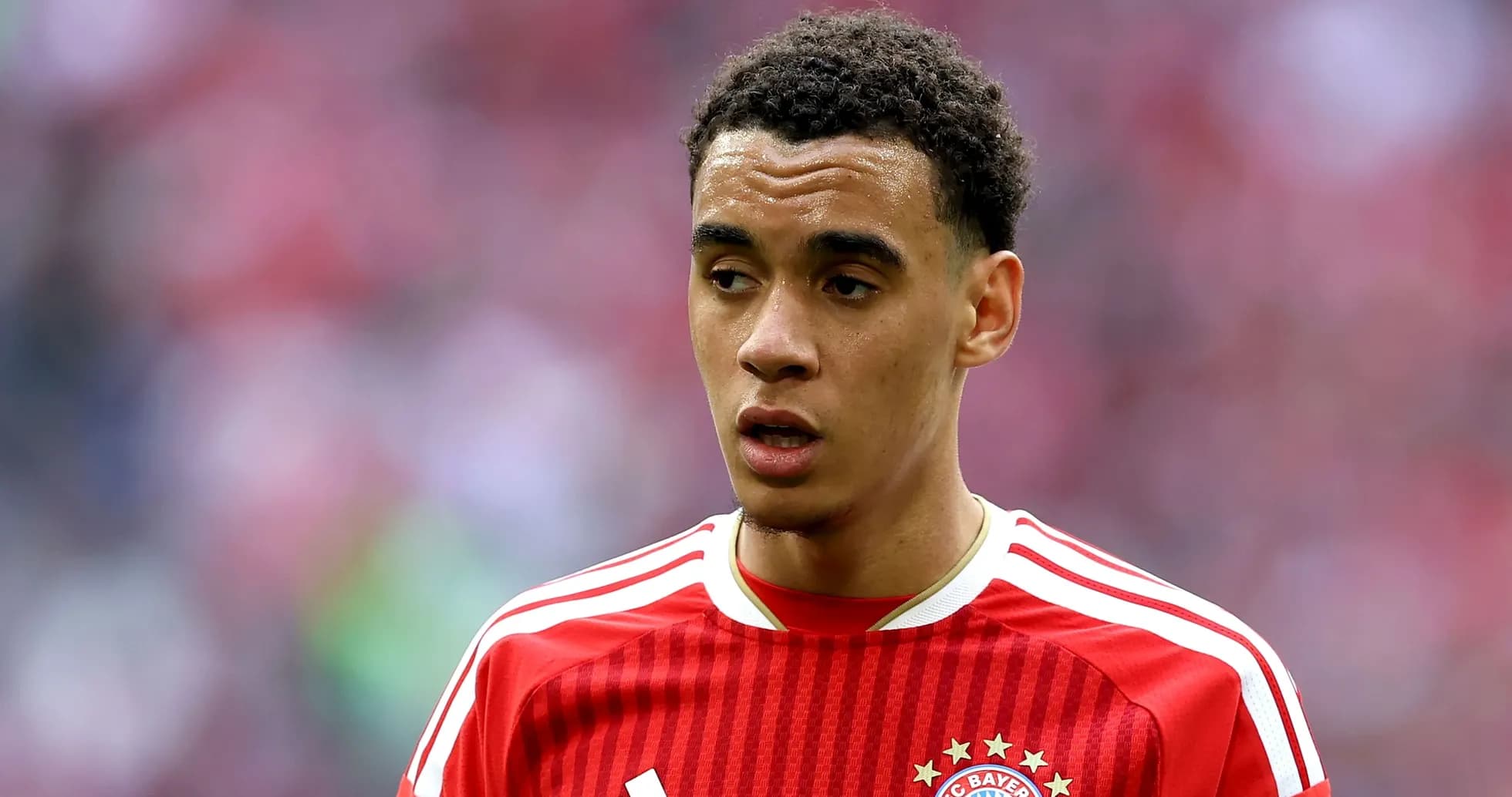 Игрок ФК Bayern Munich в красной форме на поле