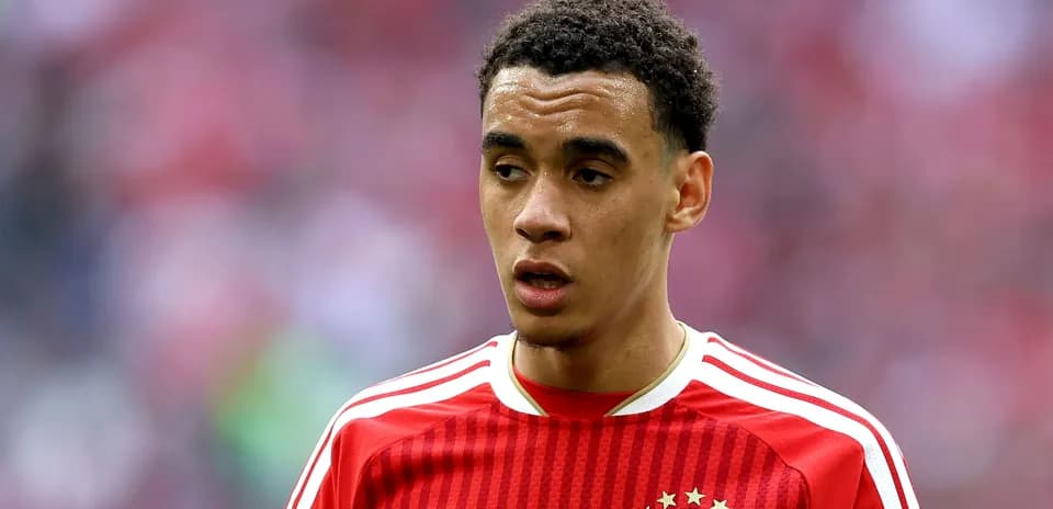Игрок ФК Bayern Munich в красной форме на поле