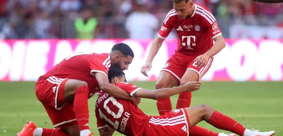 Игроки Bayern Munich помогают партнёру на поле