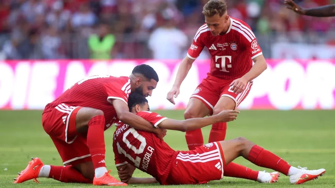 Игроки Bayern Munich помогают партнёру на поле
