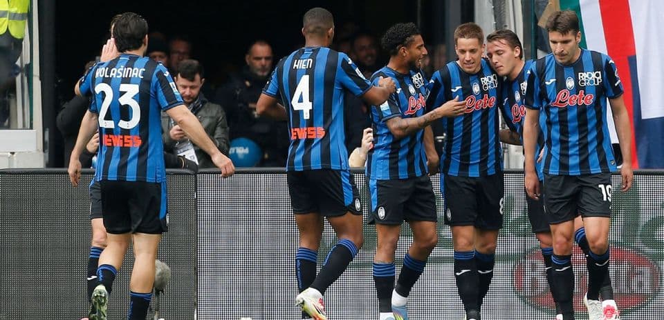 Игроки Аталанты празднуют гол
