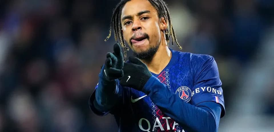 Игрок PSG подает знак во время матча