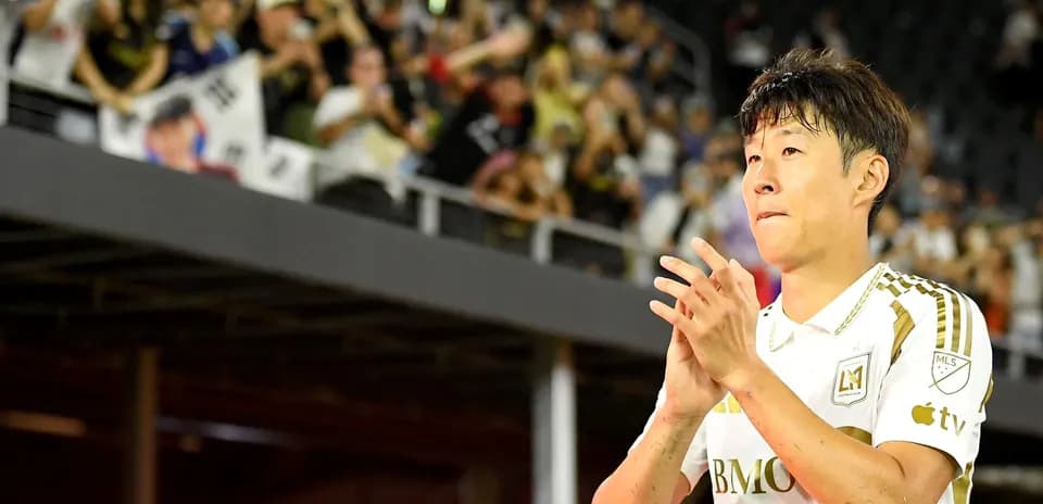 Игрок команды Los Angeles FC приветствует болельщиков на трибунах